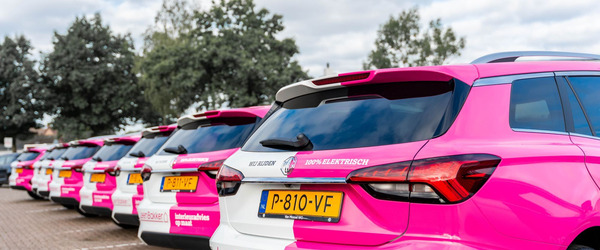 Adviseurs Leen Bakker aan huis rijden volledig elektrisch